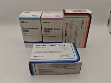 Prag, Çek Cumhuriyeti - 6 Mayıs 2025: Koagülan önleyici tedavi için kullanılan varfarin ilaç şişesi.