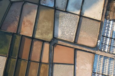 Lanzarote Adası 'ndaki SALINAS de JANUBIO tuz düzlükleri, Kanarya Adaları' nın volkanik kıyı şeridi boyunca uzanan tarihi tuz üretim alanı