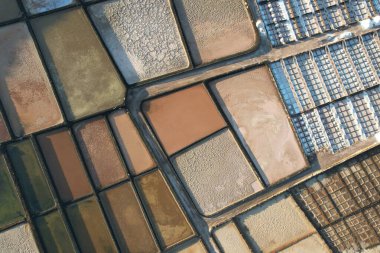 Lanzarote Adası 'ndaki SALINAS de JANUBIO tuz düzlükleri, Kanarya Adaları' nın volkanik kıyı şeridi boyunca uzanan tarihi tuz üretim alanı