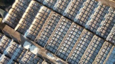 Lanzarote Adası 'ndaki SALINAS de JANUBIO tuz düzlükleri, Kanarya Adaları' nın volkanik kıyı şeridi boyunca uzanan tarihi tuz üretim alanı