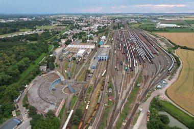 Lokomotifler için demiryolu döner tablosu. Hava manzaralı tren döner tablosu.