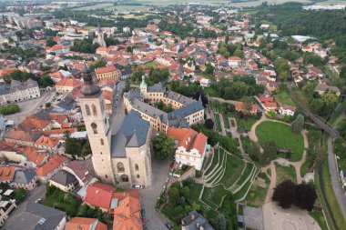 Kutna Hora, Çek Cumhuriyeti 'nde UNESCO' nun dünya mirası olan Saint Barbara Kilisesi ile kentin hava görüntüsü. Kutna Hora 'nın tarihi merkezi, Bohemya Avrupa.