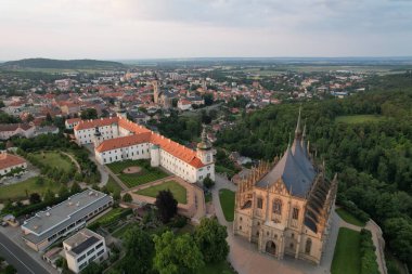 Kutna Hora, Çek Cumhuriyeti 'nde UNESCO' nun dünya mirası olan Saint Barbara Kilisesi ile kentin hava görüntüsü. Kutna Hora 'nın tarihi merkezi, Bohemya Avrupa.