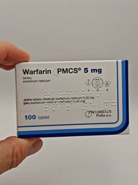 Prag, Çek Cumhuriyeti - 6 Mayıs 2025: Koagülan önleyici tedavi için kullanılan varfarin ilaç şişesi.