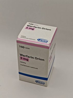 Prag, Çek Cumhuriyeti - 6 Mayıs 2025: Koagülan önleyici tedavi için kullanılan varfarin ilaç şişesi.