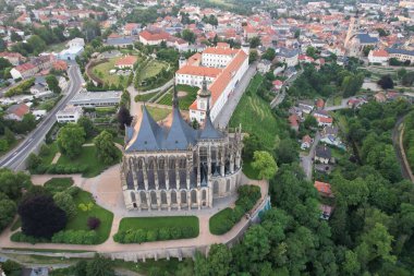 Kutna Hora, Çek Cumhuriyeti 'nde UNESCO' nun dünya mirası olan Saint Barbara Kilisesi ile kentin hava görüntüsü. Kutna Hora 'nın tarihi merkezi, Bohemya Avrupa.