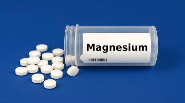 Depresyon ve anksiyete bozukluklarını tedavi etmek için kullanılan hastane eczacılık ilaçlarının olduğu masaya yerleştirilmiş bir kutu MIANSERIN tableti.