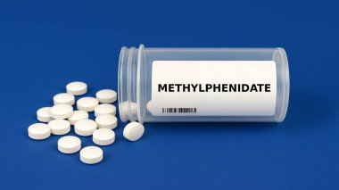 Depresyon ve anksiyete bozukluklarını tedavi etmek için kullanılan hastane eczacılık ilaçlarının olduğu masaya yerleştirilmiş bir kutu MIANSERIN tableti.