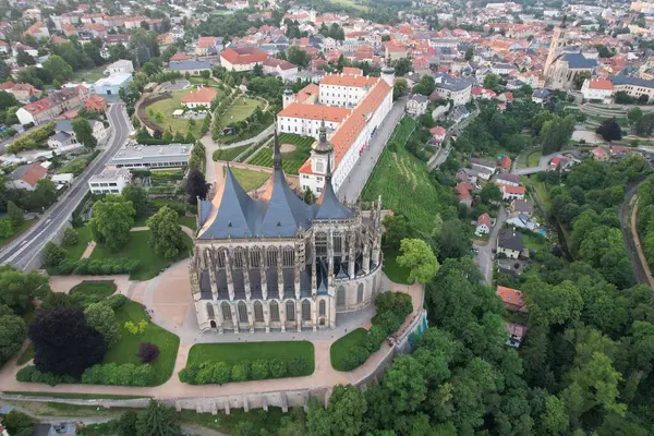 Kutna Hora, Çek Cumhuriyeti 'nde UNESCO' nun dünya mirası olan Saint Barbara Kilisesi ile kentin hava görüntüsü. Kutna Hora 'nın tarihi merkezi, Bohemya Avrupa.