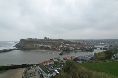 İngiltere 'nin Whitby liman kenti havacılık manzarası tepe ve deniz limanı manzaralı Gotik katedrali, turizm konsepti ve tarihi mimari