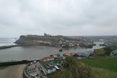 İngiltere 'nin Whitby liman kenti havacılık manzarası tepe ve deniz limanı manzaralı Gotik katedrali, turizm konsepti ve tarihi mimari