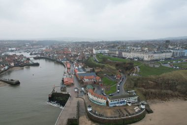 İngiltere 'nin Whitby liman kenti havacılık manzarası tepe ve deniz limanı manzaralı Gotik katedrali, turizm konsepti ve tarihi mimari