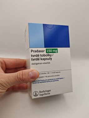 Prag, Çek Cumhuriyeti - 28 Haziran 2025: Boehringer Ingelheim 'ın Dabigatran etexilate maddesi ile PRADAXA ilaç kutusu, felç önleme, atriyal fibrilasyon, kan pıhtılaşması tedavisi
