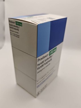 Prag, Çek Cumhuriyeti - 28 Haziran 2025: Boehringer Ingelheim 'ın Dabigatran etexilate maddesi ile PRADAXA ilaç kutusu, felç önleme, atriyal fibrilasyon, kan pıhtılaşması tedavisi