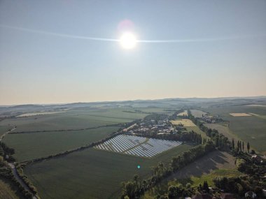 Kırsal Avrupa 'da sürdürülebilirlik, yeşil anlaşma girişimleri ve Çek Cumhuriyeti' nde yenilenebilir enerji geçişini temsil eden devasa bir fotovoltaik güneş enerjisi alanının hava manzarası.