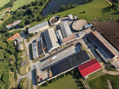 biyogaz üretimi, biyogaz santralleri, biyoenerji, biyolojik gaz üretim tesisi ve elektrik santralinin hava manzarası, Avrupa enerji krizi, yeşil yenilenebilir enerji üretimi, Çek Cumhuriyeti, Avrupa