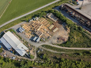 İnşaat şirketi havadan çekilen vinçlerle ahşap evler inşa ediyor.