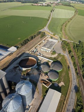 biyogaz üretimi, biyogaz santralleri, biyoenerji, biyolojik gaz üretim tesisi ve elektrik santralinin hava manzarası, Avrupa enerji krizi, yeşil yenilenebilir enerji üretimi, Çek Cumhuriyeti, Avrupa