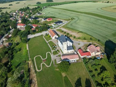 Priseka Kalesi ve müze hava manzarası orman ve küçük köylerle çevrili.