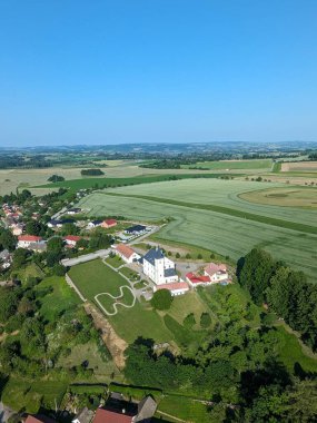 Prag, Çek Cumhuriyeti-6 Mayıs 2025: Priseka Şatosu ve müze hava manzarası orman ve küçük köyle çevrili