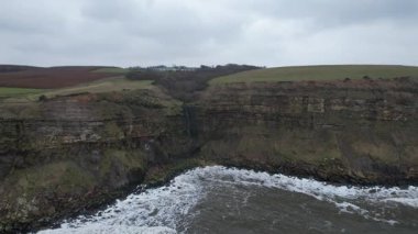 Scarborough ve Whitby arasındaki uçurumlardan denize dökülen kıyı şelalesi İngiltere 'nin İskoçya manzarası