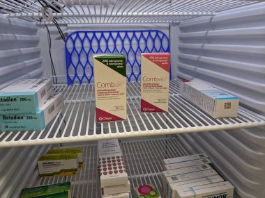 Prag, Çek Cumhuriyeti-6 Mayıs 2025: Astım tedavisi için beclomethasone ve formoterol ile Combair inhaler, ağızlık kapağıyla gösterilir