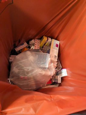 Prag, Çek Cumhuriyeti-6 Mayıs 2025: Son kullanma tarihi geçmiş uyuşturucu ve tıbbi atıklarla dolu eczane