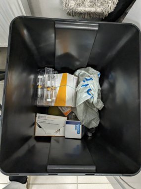 Prag, Çek Cumhuriyeti-6 Mayıs 2025: Son kullanma tarihi geçmiş uyuşturucu ve tıbbi atıklarla dolu eczane