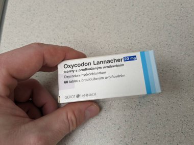 Prag, Çek Cumhuriyeti-6 Mayıs 2025: Oxycodon Lannacher, kabarcık ambalajında ağrı kesici