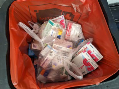 Prag, Çek Cumhuriyeti-6 Mayıs 2025: Son kullanma tarihi geçmiş uyuşturucu ve tıbbi atıklarla dolu eczane