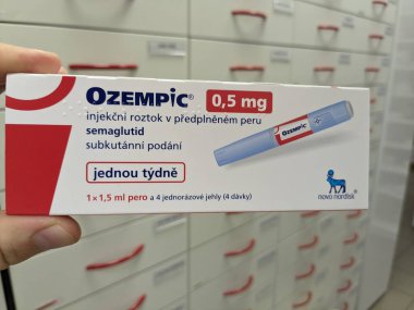 Prag, Çek Cumhuriyeti-6 Mayıs 2025: Novo Nordisk 'in tip 2 diyabet ve eczane masasında gösterilen kilo kaybı için kullandığı Ozempic semaglutide pen