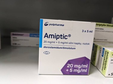 Prag, Çek Cumhuriyeti-6 Mayıs 2025: glokom tedavisi için dorzolamid ve timolol içeren Amiptik PolPharma göz damlası