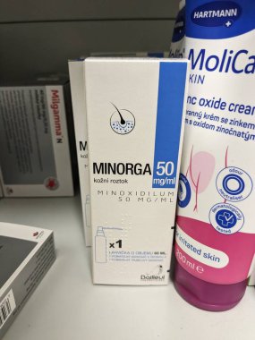Prag, Çek Cumhuriyeti-6 Mayıs 2025: Minorga Minoxidil erkek şablonunda saç büyümesi için güncel çözüm