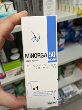 Prag, Çek Cumhuriyeti-6 Mayıs 2025: Minorga Minoxidil erkek şablonunda saç büyümesi için güncel çözüm