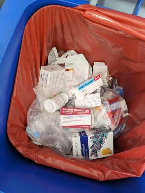 Prag, Çek Cumhuriyeti-6 Mayıs 2025: Son kullanma tarihi geçmiş uyuşturucu ve tıbbi atıklarla dolu eczane