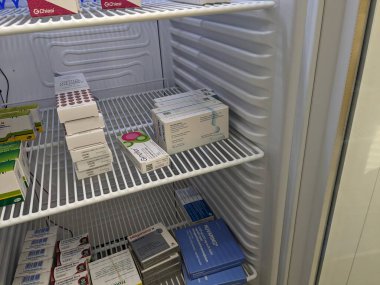 Prag, Çek Cumhuriyeti-6 Mayıs 2025: Soğuk zincir deposunda termobil ilaçlar için eczane buzdolabı