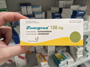 Prag, Çek Cumhuriyeti-6 Mayıs 2025: Epilepsi tedavisi için Amdipharm tarafından üretilen zonisamid içeren Zonegran kapsülleri