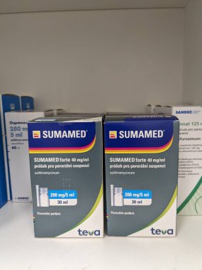 Prag, Çek Cumhuriyeti-6 Mayıs 2025: Pediatrik bakteri enfeksiyonlarında kullanılan azitromisin içeren Sumamed oral antibiyotik şurubu