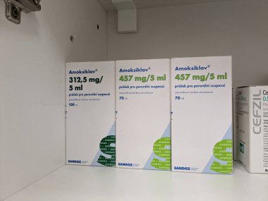 Prag, Çek Cumhuriyeti-6 Mayıs 2025: Pediatrik bakteriyel enfeksiyonlar için amoksisilinli Amoksiklav şurubu ve clavulanik asit