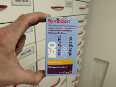 Prag, Çek Cumhuriyeti-6 Mayıs 2025: Astım ve KOAH tedavisi için budesonür ve formoterol içeren simbikort astım spreyi