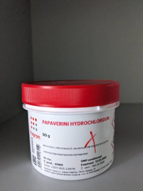 Prag, Çek Cumhuriyeti-6 Mayıs 2025: Laboratuvar hazırlıkları için Papaverin hidrokloridum ilaç maddesi