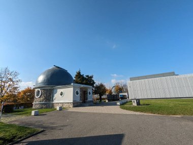 Brno, Çek Cumhuriyeti-6 Mayıs 2025: Kravi Hora tepesinde yer alan gözlemevi ve planetaryum
