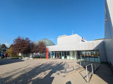 Brno, Çek Cumhuriyeti-6 Mayıs 2025: Kravi Hora tepesinde yer alan gözlemevi ve planetaryum