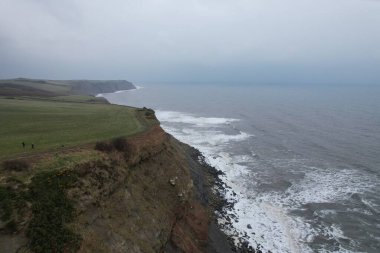Scarborough ve Whitby arasındaki uçurumlardan denize dökülen kıyı şelalesi İngiltere 'nin İskoçya manzarası