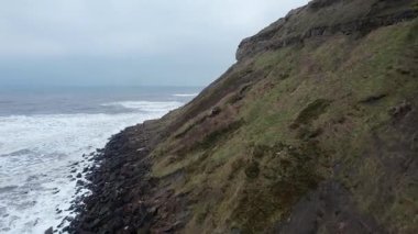 Scarborough ve Whitby arasındaki uçurumlardan denize dökülen kıyı şelalesi İngiltere 'nin İskoçya manzarası
