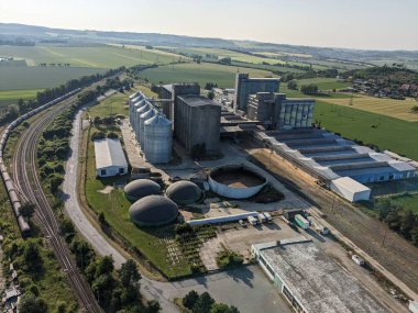 biyogaz üretimi, biyogaz santralleri, biyoenerji, biyolojik gaz üretim tesisi ve elektrik santralinin hava manzarası, Avrupa enerji krizi, yeşil yenilenebilir enerji üretimi, Çek Cumhuriyeti, Avrupa