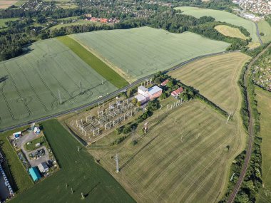 Transformatörler ve yüksek voltajlı elektrik hatlarıyla elektrik alt istasyonu hava görüntüsü