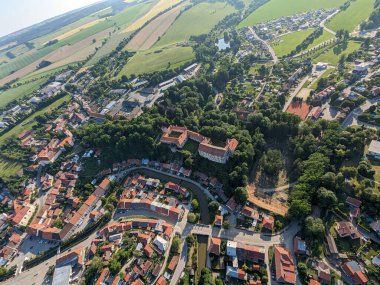 Brtnice kasabası ve Vysocina bölgesindeki tarihi kale panoraması, Bohemya Çek Cumhuriyeti