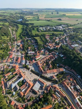 Brtnice kasabası ve Vysocina bölgesindeki tarihi kale panoraması, Bohemya Çek Cumhuriyeti