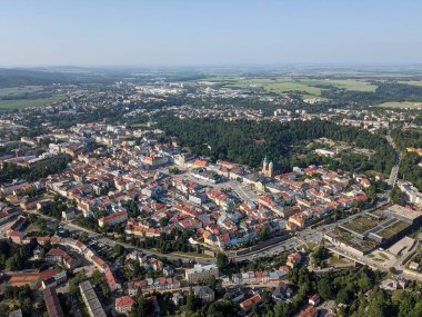 Tarihi mimarisi ve kırmızı çatıları olan Jihlava şehir merkezinin hava manzarası.